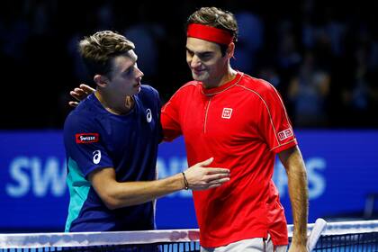 Federer es saludado por De Miñaur en Basilea, después de ganar el título.