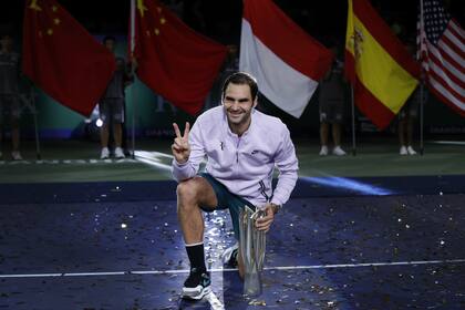 Federer festeja su título en Shanghai