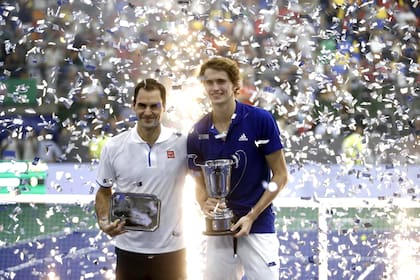 Federer junto a Zverev, durante la exhibición que disputaron hace tres años en el Parque Roca