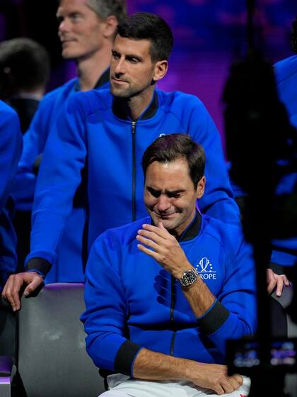 Federer llora, Djokovic acompaña el dolor