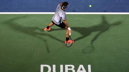 Federer regresó al circuito con un triunfo en Dubai frente al francés Paire