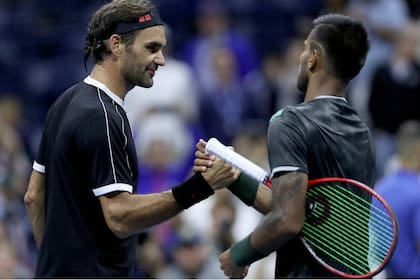Roger Federer saludando a Sumit Nagal luego de vencerlo en la primera ronda del último US Open.
