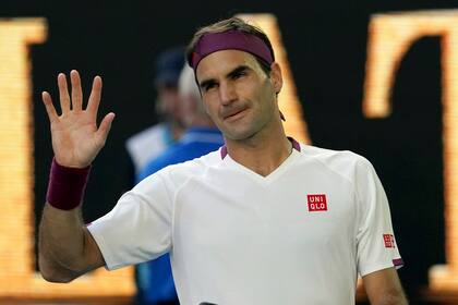 Federer saluda después de derrotar a Tennys Sandgren en su partido de cuartos de final en el campeonato de tenis del Abierto de Australia en Melbourne, Australia, el 28 de enero de 2020