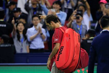 Federer se retira de la cancha después de haber perdido ante Zverev.