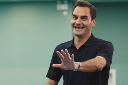 Federer vivió su minipartido con Guo Douer entre muchas sonrisas; el suizo pasó por China para la filmación de un video de la marca de vestimenta que lo auspicia desde hace varios años.