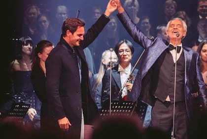 Federer vivió un momento muy especial en el escenario junto con Andrea Bocelli 