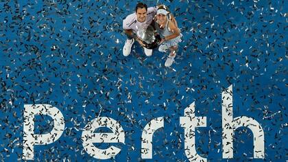 Federer y Bencic festejan el título en la Copa Hopman