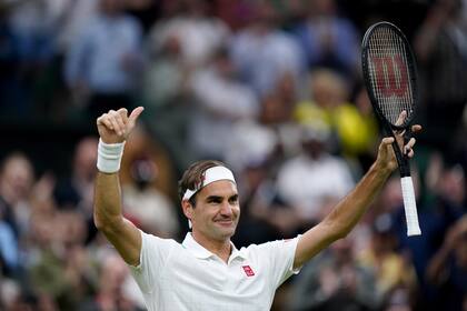 Federer y un ritual que se repite hace más de dos décadas: victoria y brazos en alto en Wimbledon