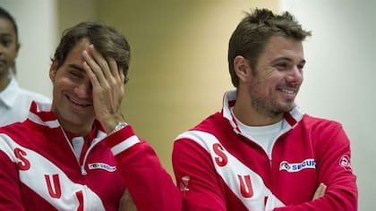 Federer y Wawrinka, durante una de las series de la Copa Davis