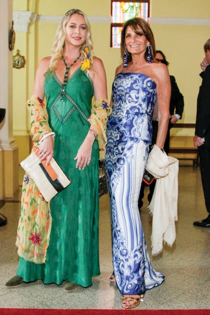 Federica Bergadá, hija de Gonzalo Bergadá, y Teresa Calandra, mujer de su padre, con un diseño de Claudio Cosano realizado con una tela de Roberto Cavalli.