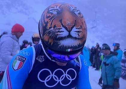 Federica Brignone, conocida como La Tigresa, con su casco alusivo