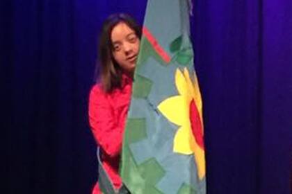 Federica como abanderada durante su acto de graduación.