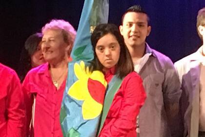 Federica junto a familiares y amigos durante su acto de graduación.