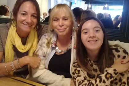 Federica junto a su mamá Stella y a la docente Eliana González