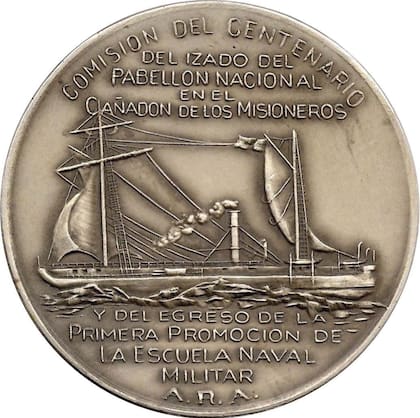 Medallón que conmemora el izado del pabellón nacional en el Cañadón de los Misioneros