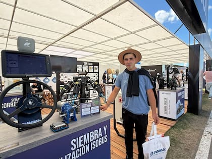 Federico Agustín Esnal, contratista rural que trabaja junto a su padre en la zona de Cacharí