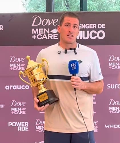 Federico Agustín Gómez ante la prensa de Temuco, con el trofeo de campeón del Challenger