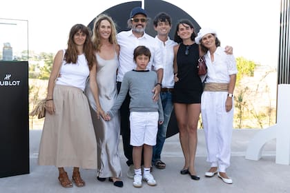 Federico Álvarez Castillo en un retrato familiar junto a sus cuatro hijos (Josefina, Luna, Indalecio e Iñaki), su mujer, Lara Bernasconi y Paula Cahen d'Anvers