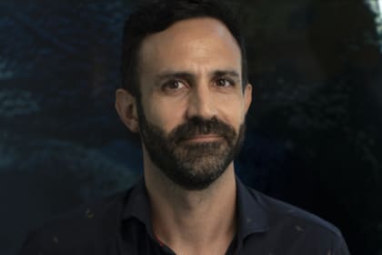 Federico Ariel es biotecnólogo y doctor en Ciencias Biológicas por la Universidad Nacional del Litoral. En 2011 obtuvo una beca de la Unión Europea para realizar un posdoctorado en Francia, donde se especializó en el campo de la Epigenética vegetal y los ARNs no codificantes
