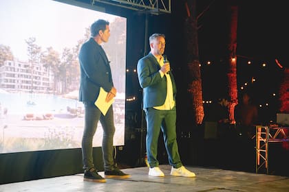 Federico Barragán, socio del desarrollo LOOM, junto a Hernán Drago, quien estuvo a cargo de la conducción del evento lanzamiento en Pinamar Norte.