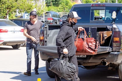 Federico Bonomi y su hijo Mika descargaron
el equipaje de la caja de una camioneta RAM
último modelo