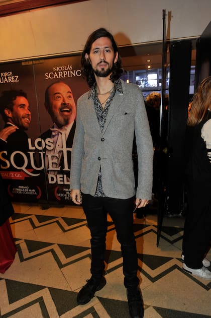 Federico Couts, que estaba nominado por La tiendita del horror y Tick Tick Boom, optó por un blazer gris que combinó con una camisa de estampa arabesca al tono