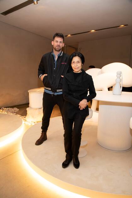 Federico Curutchet, director de la galería W, y la artista Elba Bairon, participante de la muestra "O."