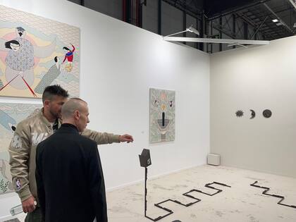 Federico Curutchet y Mariano Mayer en el premiado stand de W