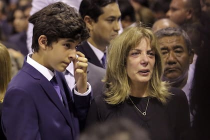 Federico Dantón García llora frente al cajón de su padre; lo acompañó su mamá, Roxanne Cheesman