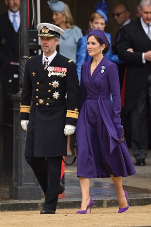 Federico de Dinamarca y su mujer, la princesa Mary, que también apostó por un look monocromático, con abrigo de Le Schmidt.
