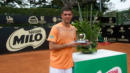 Federico Delbonis con su título en Cali