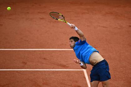 Federico Delbonis ejecuta uno de sus singulares saques en Roland Garros; Alejandro Davidovich Fokina es su obstáculo hacia los cuartos de final del segundo campeonato de Grand Slam.