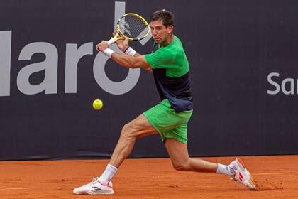 Federico Delbonis jugaba contra Carlos Alcaraz cuando la lluvia interrumpió el primer set en Brasil.