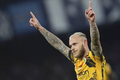 Federico Dimarco festeja su golazo de tiro libre, el del 1-0 parcial de Inter sobre Napoli.