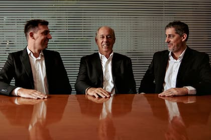 Federico Fontenla (izq), Roberto Fontenla (centro) y Fernando Fontenla (der).