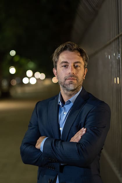 Federico Furiase en la puerta de la Universidad Di Tella