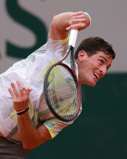 Federico Gómez al servicio en su primer triunfo en un Grand Slam, ante Kovacevic, en Roland Garros