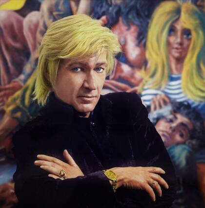 Federico Klemm retratado por Marcos López, con obra de Antonio Berni