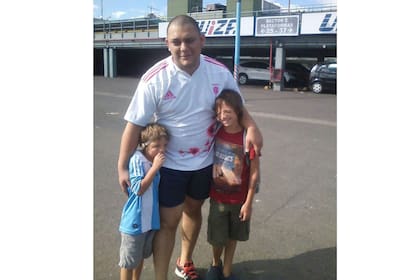 Federico aprendió de su esposa Ivanna a no enojarse con las miradas y los cuchicheos en el transporte público. "Cuando el otro te doblega, se siente superior”, comenta ahora