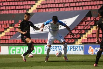 Federico Lértora, de Colón, trata de marcar a Cristian Colman, de Godoy Cruz, por la 4° fecha del Torneo 2021