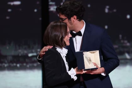Federico Luis saluda a Carla Simón, presidenta del jurado, al recibir la Palma de Oro al mejor cortometraje en Cannes, este sábado