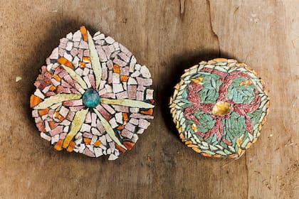 Federico Marchesi trabaja con piedras de colores de las canteras de Los Menucos.
