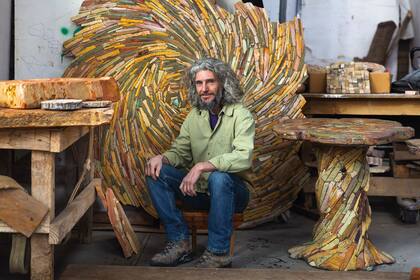 Federico Marchesi trabaja con piedras de colores de las canteras de Los Menucos.