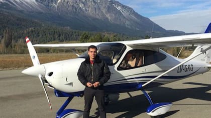 Federico Martín Rimoldi tiene 20 años y trabaja en la fabricación de aviones acrobáticos. Desde el secundario se forma en el mundo de la aviación para poder llegar a entrar a una línea aérea