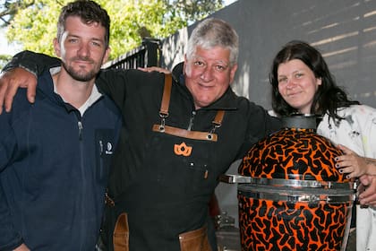 Federico, Martín y Florencia Béraud con su Kamado Mo. Es uno de los más especiales para ellos porque fue pintado por los tres luego de un viaje familiar.