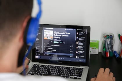 Federico Martínez Penna, periodista y músico freelance, destaca de Spotify el estar a un clic de lo que quiere escuchar