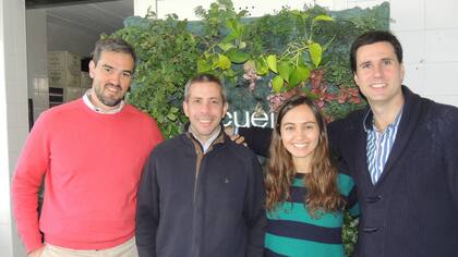 Federico Nervi, Agustín Casalins, Florencia Barreira y Ramiro Etchegaray, el equipo de Verde al Cubo