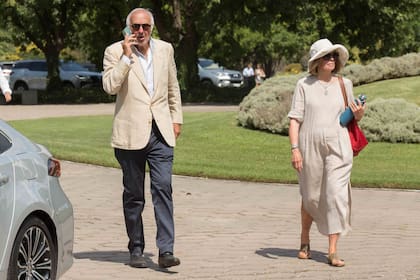 Federico Nicholson a su llegada al entierro junto a su mujer, María Mercado.