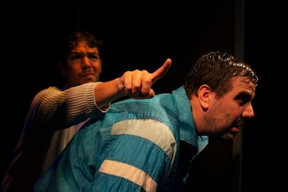 Federico Ottone y Fernando De Rosa en Desperfectos, una de las 250 funciones gratuitas que se presentarán en más de 90 teatros independientes, 25 escuelas y espacios alternativos del Sur de la ciudad