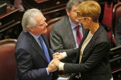 Federico Pinedo saluda a Silvina Larraburu, antes del comienzo del debate por la ley del aborto en el Senado